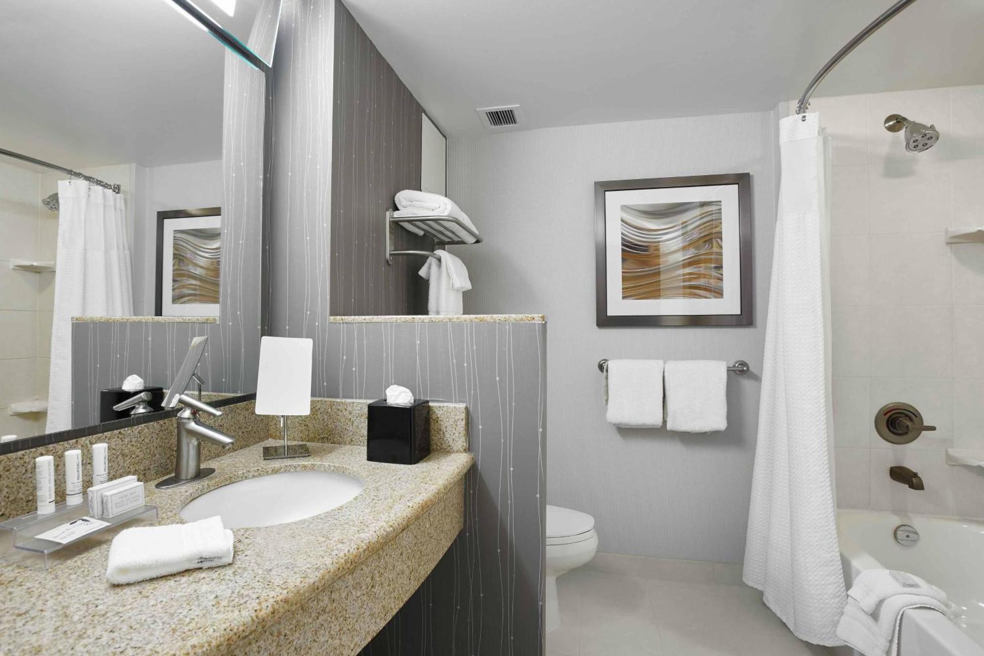 Courtyard By Marriott Toronto Brampton Hotel Exterior photo